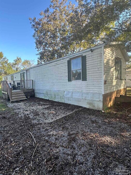 2866 Pine Forest Rd in Gonzalez, FL - Building Photo