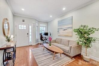 25 Gonzalez Dr in Old Bridge, NJ - Foto de edificio - Building Photo