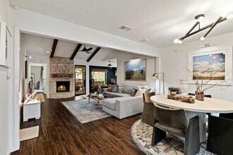 6903 Whispering Oaks Dr in Austin, TX - Building Photo - Building Photo