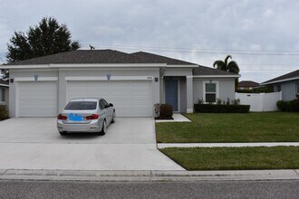 3822 Milflores Dr in Ruskin, FL - Building Photo - Building Photo