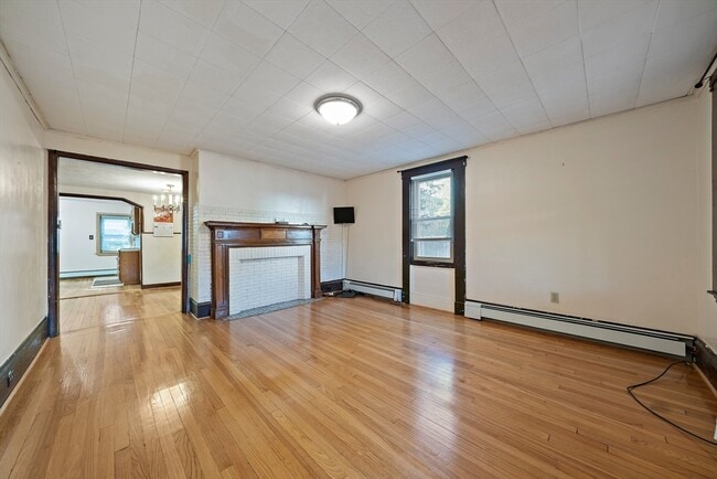 16 Guild St, Unit 1 in Quincy, MA - Foto de edificio - Building Photo