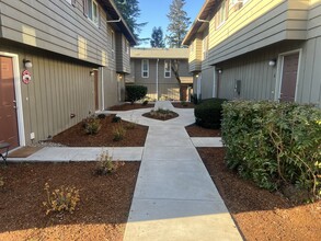 Westview Townhomes in Milwaukie, OR - Building Photo - Building Photo