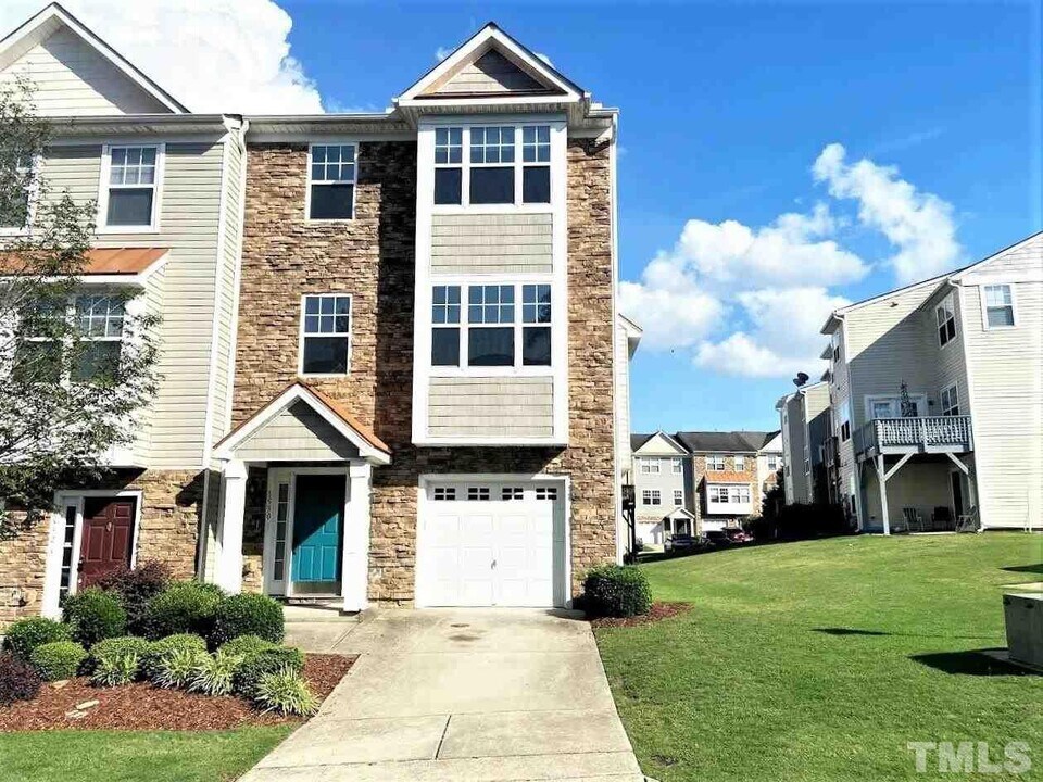 1530 Haywards Heath Ln in Apex, NC - Building Photo