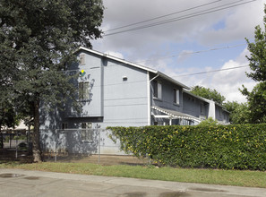 Village Park Apartments in Sacramento, CA - Foto de edificio - Building Photo