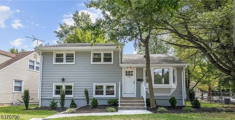 880 W Lake Ave in Rahway, NJ - Building Photo