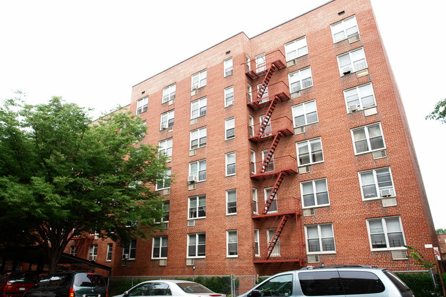 14427 35th Ave in Flushing, NY - Foto de edificio - Building Photo