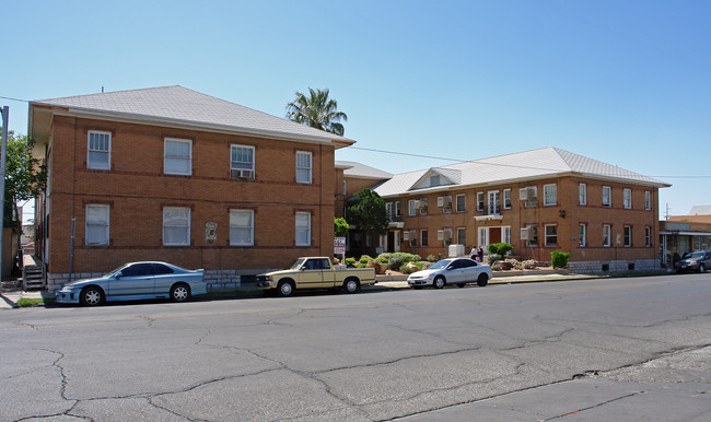 Hampton Court Apartments in El Paso, TX - Building Photo - Building Photo