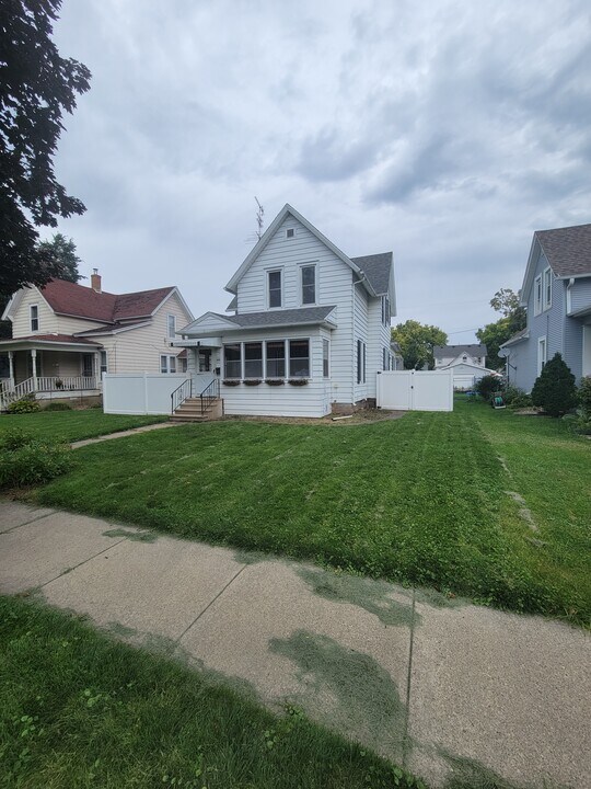 535 1st St, Unit Downstairs in Baraboo, WI - Building Photo