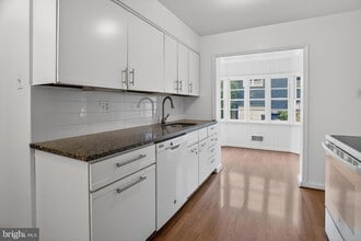 5205 Saratoga Ave, Unit 1005-H in Chevy Chase, MD - Foto de edificio - Building Photo