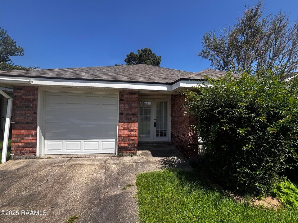 106 Doubloon Dr in Lafayette, LA - Building Photo