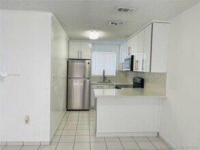 8084 NW 10th St-Unit -4 in Miami, FL - Building Photo - Building Photo
