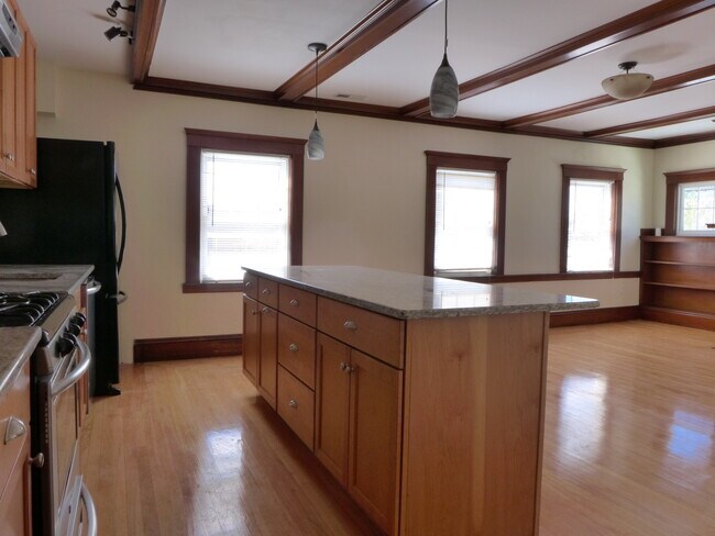 45 Henshaw St, Unit 2 in Boston, MA - Foto de edificio - Building Photo