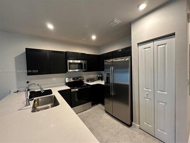 389 NW 10th St in Florida City, FL - Building Photo - Building Photo
