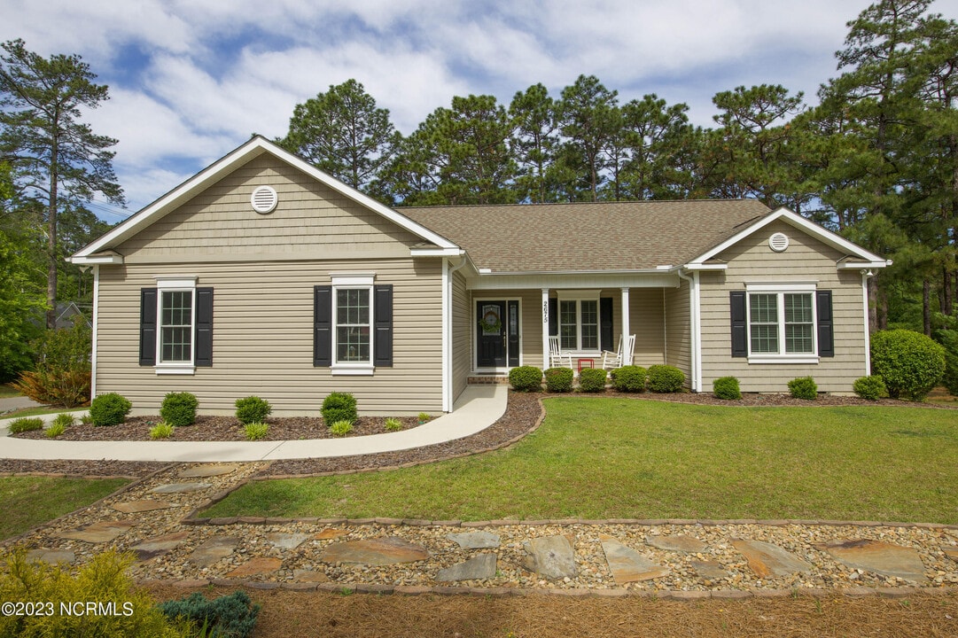 2675 Longleaf Dr SW in Pinehurst, NC - Foto de edificio