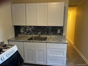 20 Oyster Bay Road in Locust Valley, NY - Building Photo - Building Photo