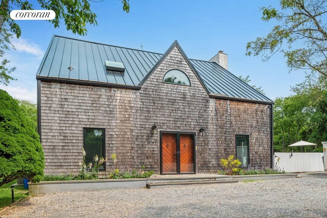 333 Newlight Ln in Bridgehampton, NY - Building Photo
