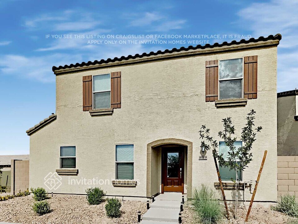 8019 W Agora Ln in Phoenix, AZ - Building Photo