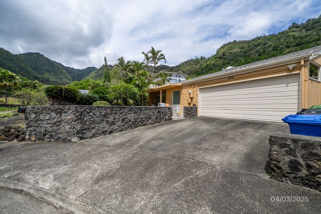 689 Kuliouou Rd in Honolulu, HI - Building Photo