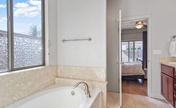 602 Criolla Dr in Oakdale, CA - Foto de edificio - Building Photo