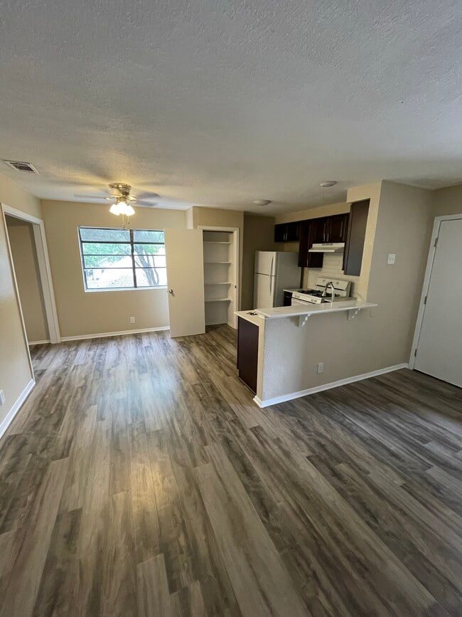 501 Algerita Dr, Unit D in Georgetown, TX - Building Photo - Building Photo