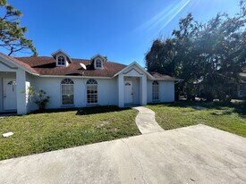 17385-17387 W Carnegie Cir in Ft. Myers, FL - Building Photo