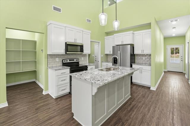 806 S Newsom St in Mineola, TX - Building Photo