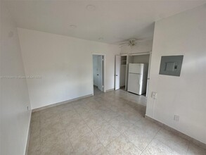 140 SW 30th Ct in Miami, FL - Foto de edificio - Building Photo