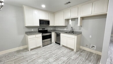 326 W Morgan St in Denison, TX - Building Photo - Building Photo