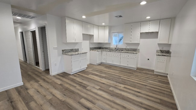 725 31st St in Bakersfield, CA - Foto de edificio - Building Photo