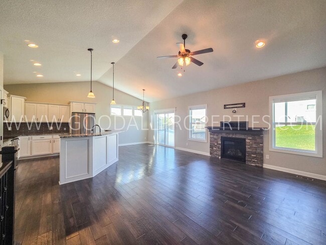 412 Timberview Dr in Adel, IA - Building Photo - Building Photo