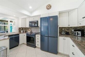 560 Cypress Way E in Naples, FL - Building Photo - Building Photo