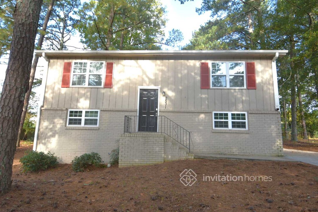 2531 Ridgecrest Dr NW in Kennesaw, GA - Foto de edificio