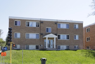 3457 Central Ave NE in Minneapolis, MN - Foto de edificio - Building Photo