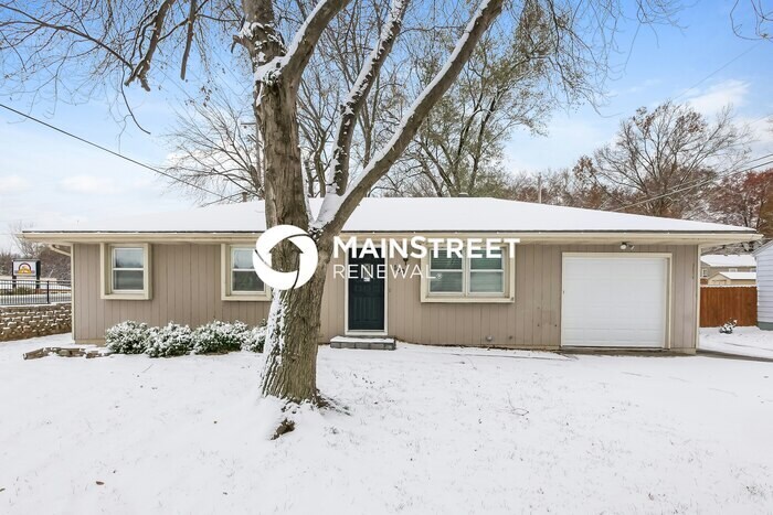 100 Woodland Rd in Lansing, KS - Foto de edificio