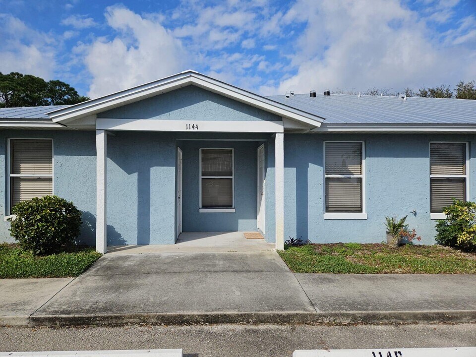 1144 NE Coy Senda in Jensen Beach, FL - Building Photo