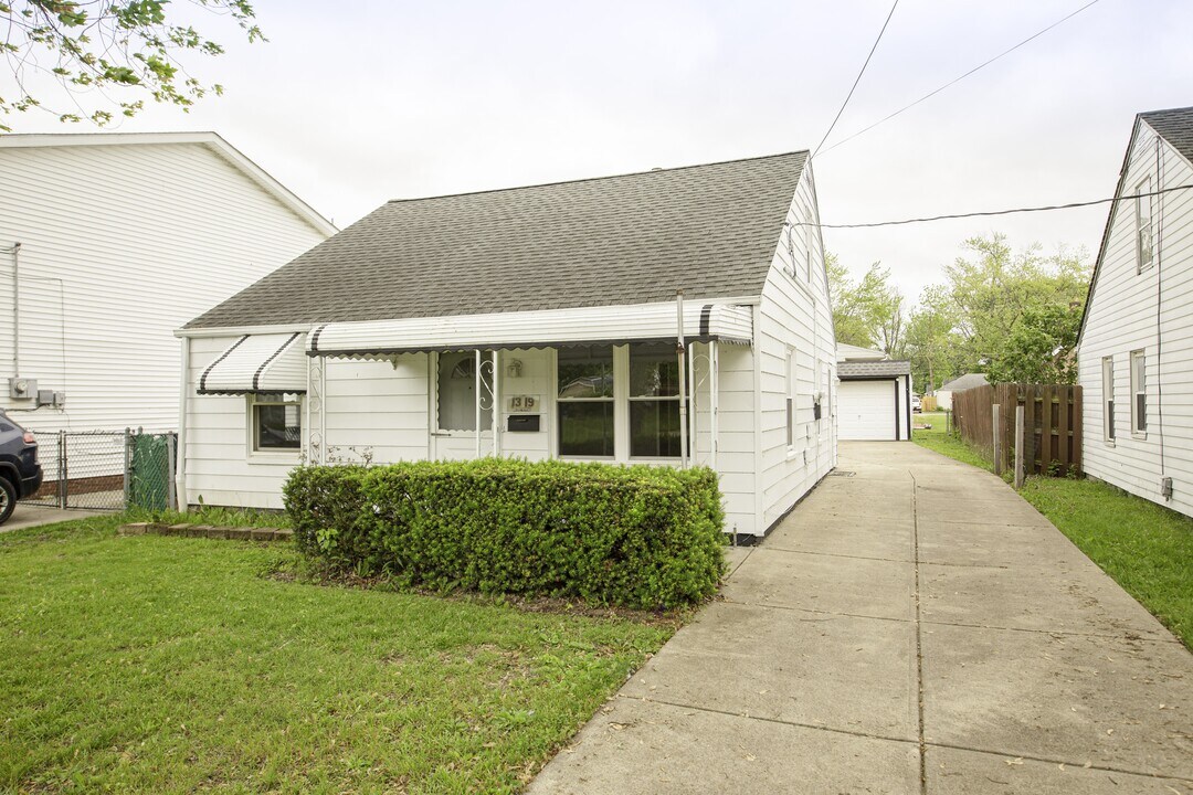 1319 E 345th St in Eastlake, OH - Building Photo