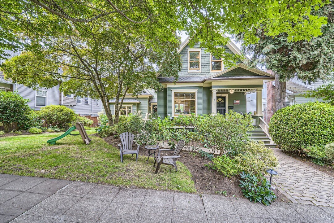1917 4th Ave W in Seattle, WA - Building Photo
