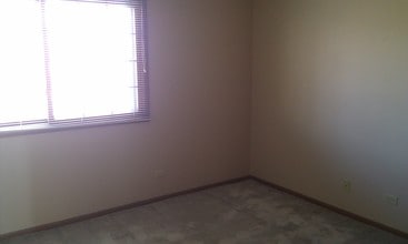 280 WoodridgeUnit C in South Elgin, IL - Building Photo - Building Photo