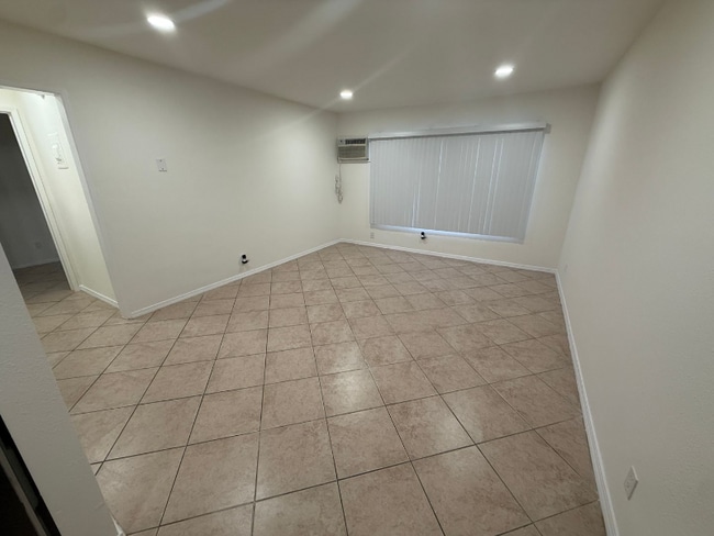 15525 Nordhoff St in Los Angeles, CA - Building Photo - Building Photo