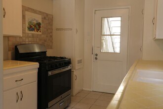 7114 Ramsgate Ave in Los Angeles, CA - Building Photo - Building Photo