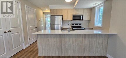 410 Northfield Dr W in Waterloo, ON - Building Photo - Building Photo