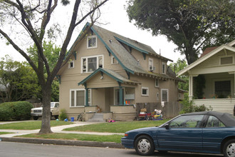 107 Poplar Ave in Modesto, CA - Foto de edificio - Building Photo