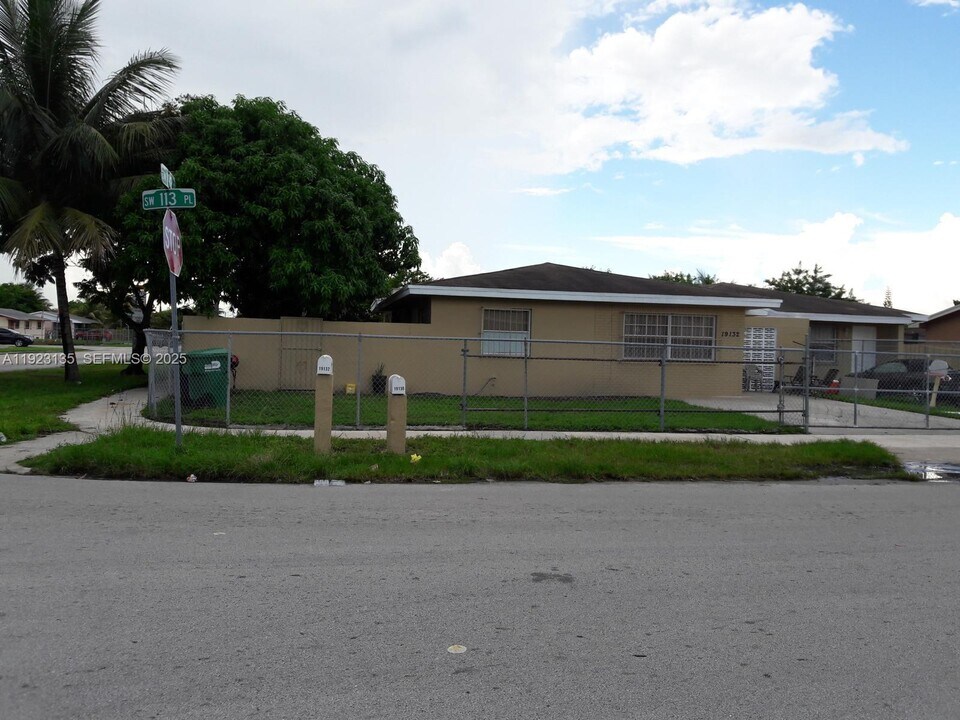 19130 SW 113th Pl in Miami, FL - Foto de edificio