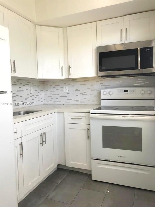 17031 NE 21st Ave in North Miami Beach, FL - Building Photo - Building Photo