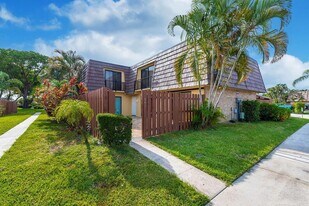 941 Springdale Cir in Palm Springs, FL - Building Photo