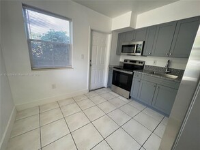 1372 NE 149th St in Miami, FL - Building Photo - Building Photo