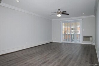 140 Sussex Pl in Bohemia, NY - Building Photo - Building Photo