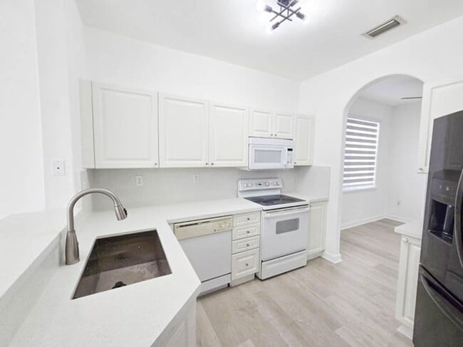 5580 NW 107th Ave in Doral, FL - Building Photo - Building Photo