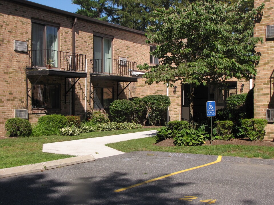 Hallmark Apartments in Agawam, MA - Foto de edificio