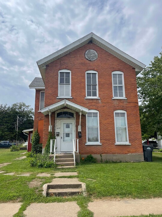 1814 Pershing Blvd-Unit -2 in Clinton, IA - Building Photo